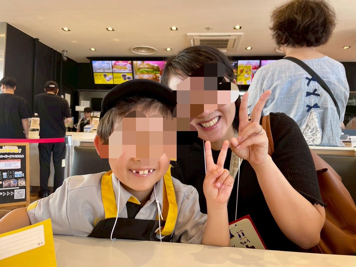 risuko1129's tweet photo. TLでちらちら見るマックアドベンチャー、我が家も先月行ってました！🍔
ハンバーガーもドリンク作りもポテト詰めもできるから、内容盛りだくさんですっごく楽しかったらしい🩷

丁寧なお店だと、予定時間大幅オーバーで見せてくれる&amp;それから食べるから、あとに予定はいれないことをおすすめする☺️笑 https://t.co/4SwkOx545g