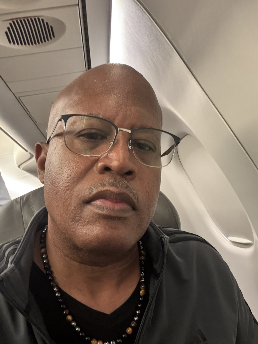 DrJhodge1906's tweet photo. DFW gate C-10 to gate B-38!!!
Some nights I’m glad I ran the 400m dash. 🤣🤣🤣 #TrackandField #AAU American Airlines #Cardio https://t.co/NTR2YaIX1Q