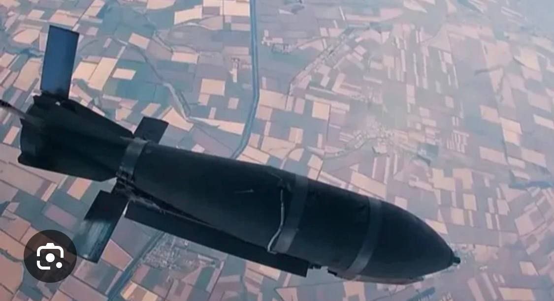 Darwin_48's tweet photo. Según el experto militar occidental Clément Molin, las Fuerzas Aeroespaciales de Rusia🇷🇺 están utilizando cada vez más bombas guiadas de largo alcance.

Según sus palabras, los recientes ataques aéreos contra Pavlogrado🇺🇦, ubicado a más de 80 km de la línea del frente, probablemente fueron realizados utilizando el nuevo módulo UMPB-5R.

Este módulo permite que las bombas alcancen objetivos a una distancia de hasta 150 km o más. Como resultado, bases de suministro, centros de mando, nodos logísticos y grandes ciudades, que antes se consideraban relativamente seguras, ahora están en peligro.