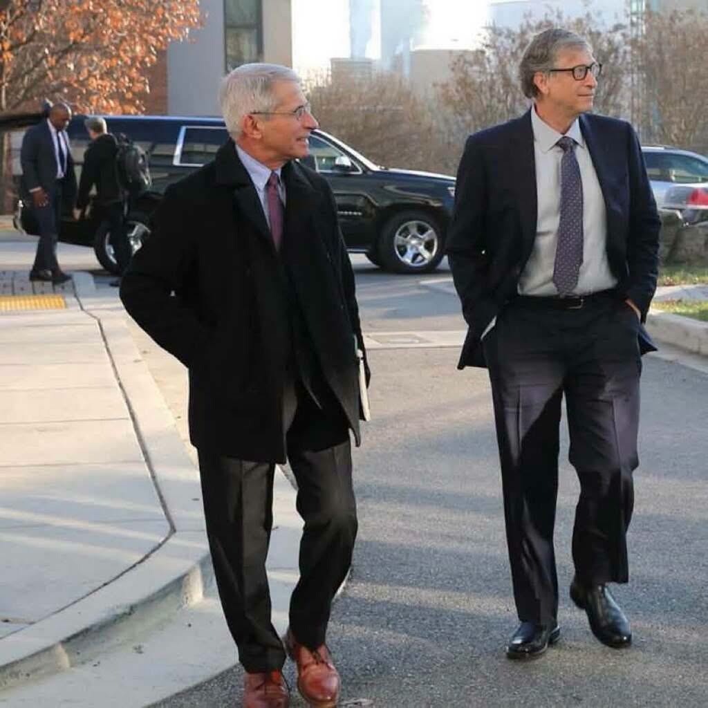 daniel_gugger's tweet photo. 888 Thomas Sowell warnte uns vor Fauci und Gates vor Jahrzehnten:

„Es ist schwer, sich einen dümmeren oder gefährlicheren Weg zu Entscheidungen zu vorstellen, als jene, in die man die Entscheidungen in die Hände legt, die Menschen, die keinen Preis dafür zahlen, falsch zu sein.“

Diese beiden Männer – ungewählt, unverantwortlich und abgeschottet durch Reichtum, Macht und institutionelle Schutz – übernahmen die Kontrolle über die globale Reaktion auf die Grippe, die sie „COVID“ nannten.

Sie diktierten Lockdowns, die Wirtschaften zerstörten, Schulen schlossen, die eine Generation von Kindern verletzten, experimentelle Maßnahmen veranlassten, die Familien spalteten und Karrieren zerstörten, und Angst verstärkten, während sie Meinungsfreiheit zum Schweigen brachten.

Fauci beteiligte sich fünfmal zum fünften Zusatz und ging mit Ehren, Buchverträgen und einer bequemen Pensionen davon. 

Gates investierte Milliarden in dieselbe Erzählung, gewann noch mehr Einfluss und stieß nie eine einzige persönliche Konsequenz für den zusätzlichen Schaden.

-- Bill Brindley
