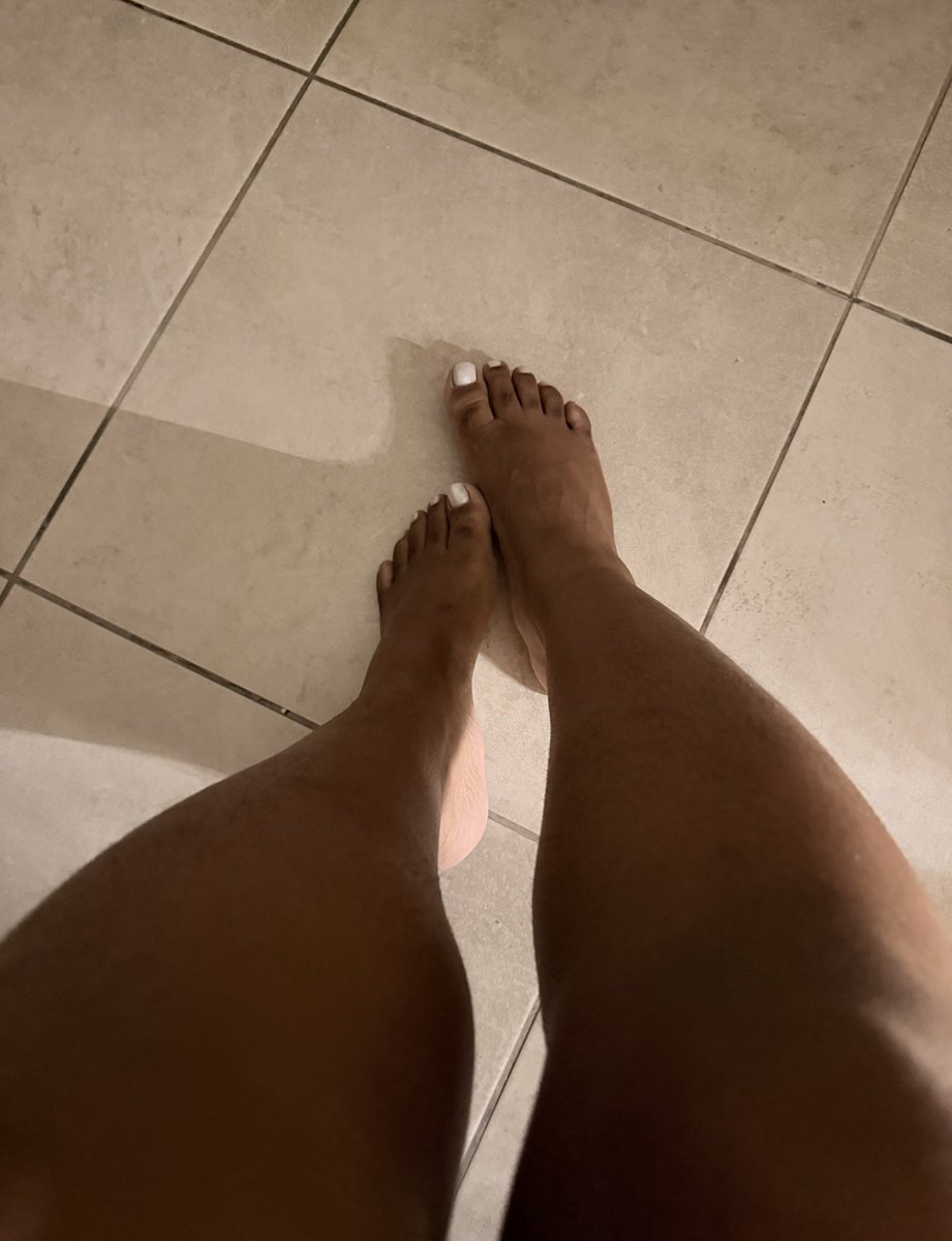 ApollineGallery's tweet photo. Réveil difficile aujourd’hui… j’ai failli me rendormir trois fois ��

#pieds #fétichiste #pedicure #photos #feetfetish #prettyfeet https://t.co/B6P09PI65R