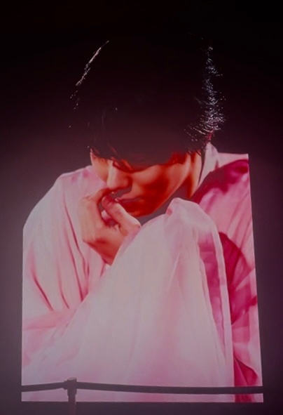 Yuzu_Kazu_Azu's tweet photo. スタッフさんに伺ったお話で衝撃的だったのは

氷上で実際に滑っての撮影だったのに、返却されたどの衣装も全く補修の必要がなかったこと。スケートの刃が少しでも擦れば破れてしまうのに、裾の長いSakuraでさえ一切なかったと😳
羽生くんの布さばき術に改めて驚愕しました‼️

#CoutureonIce #羽生結弦 https://t.co/VKe1M3uEEJ