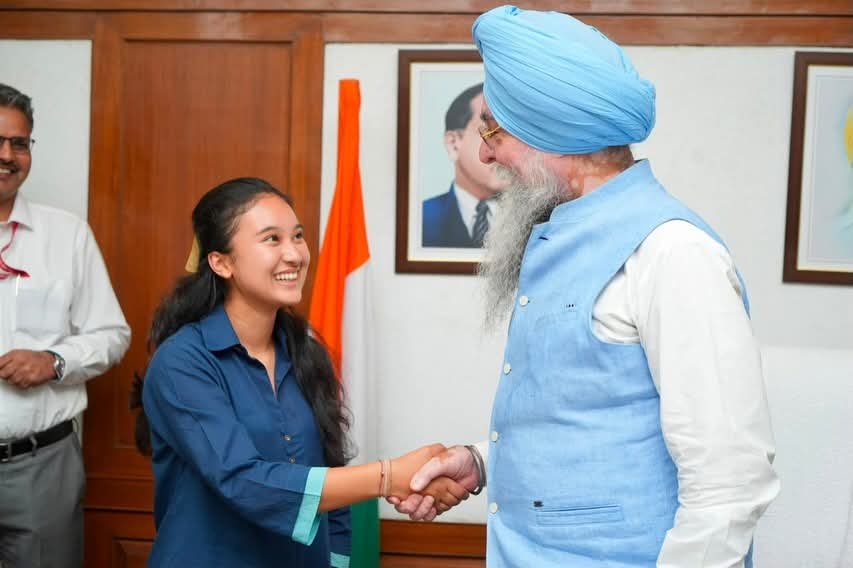 SandeepJakharpb's tweet photo. Thank you @SpeakerSandhwan for meeting my daughter Meera in the Punjab Vidhan Sabha yesterday. It was her first time seeing the assembly, watching the proceedings and observing the rough and tumble of real world politics. https://t.co/lvlo6OXQlm