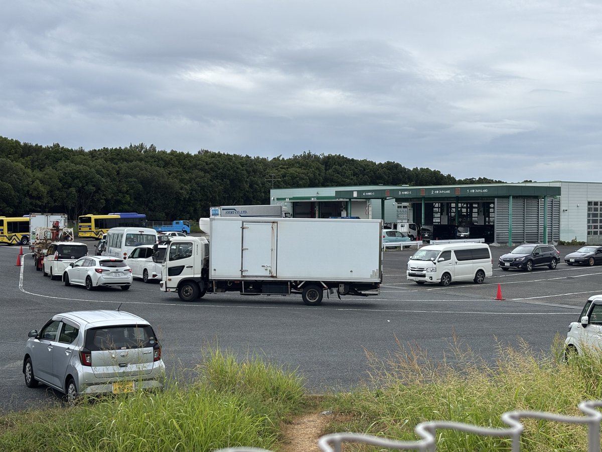 tamaziro6's tweet photo. 車検場はお盆前はちょっと混んでいるかも https://t.co/1nAYzwsHju
