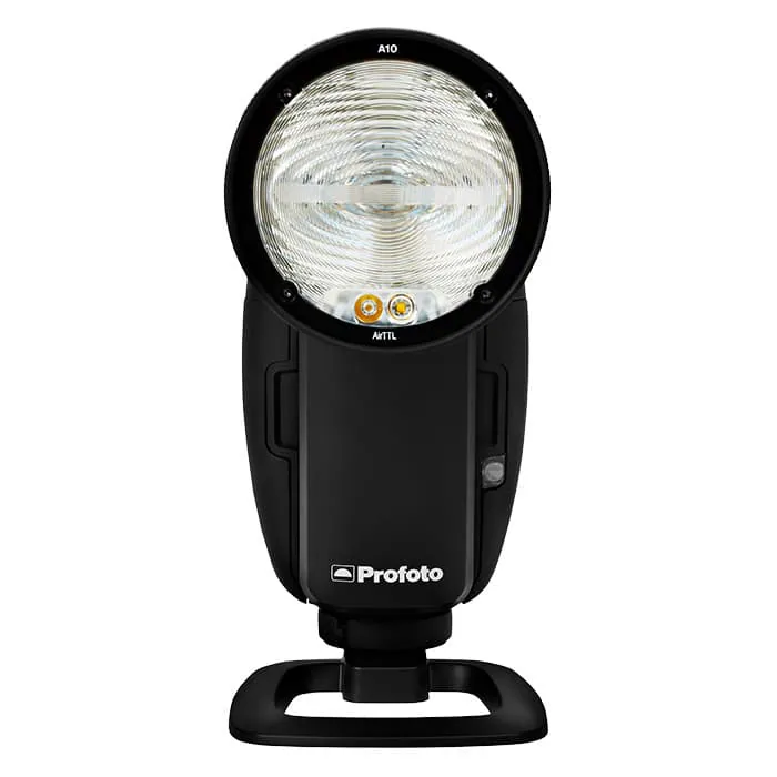 mapcamera's tweet photo. 【新品】本日のおすすめ

「#Profoto 　A10 AirTTL-F ＃901233-JP（フジフイルム用） 」
https://t.co/JSutIofp4s

A10 はまさに Profoto らしさが詰まったライトです。ラウンドヘッドは、やわらかくなだらかな減光部を生み、自然で美しい光を作ります📸
短いリサイクルタイムや持続時間が長いバッテリーなど、抜群の使いやすさを誇り、シャッターチャンスを逃しません。さらに、Profoto 最新の Bluetooth対応テクノロジー AirX により、スマートフォン撮影時でもA10のフルパワーを引き出すことができます⚖️

✅安心してお買い物できるマップカメラのサービス一覧はこちら
https://t.co/WSgznaQb4F
✅LINEの友だち登録・ID連携でオトクな情報を配信中💡
https://t.co/lSL4u2yEVa
✅価格が下がったらお知らせ！ほしいリスト活用術💡
https://t.co/zreYSW0DJH
"