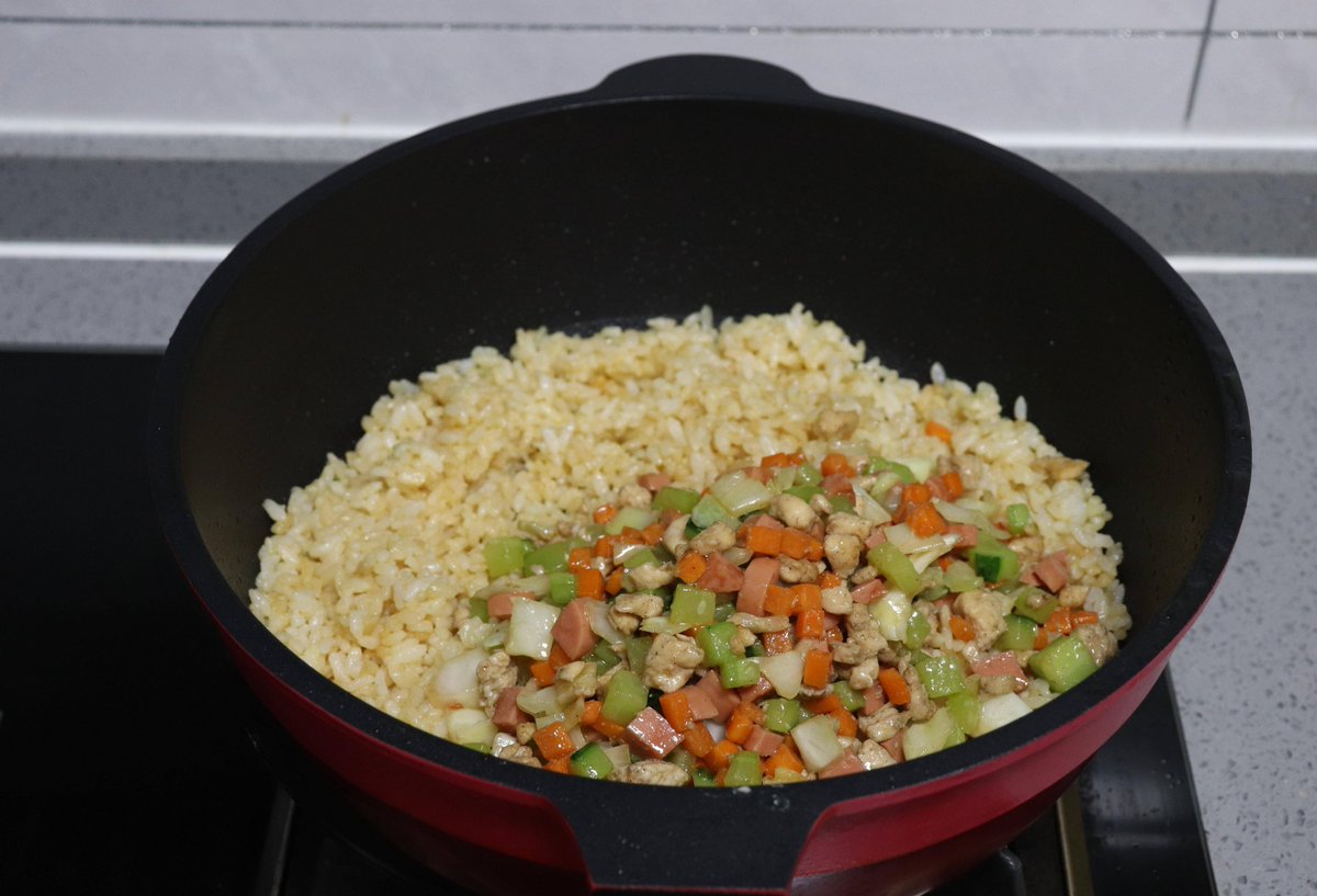 spore17's tweet photo. Just a cozy weeknight treat: homemade vegetable egg fried rice, fluffy and packed with fresh bok choy, topped with a dash of black pepper. Nothing fancy, just warm and satisfying! https://t.co/VuPoROlpAb