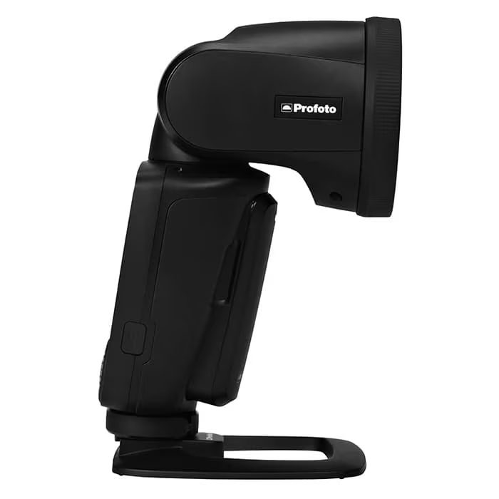 mapcamera's tweet photo. 【新品】本日のおすすめ

「#Profoto 　A10 AirTTL-F ＃901233-JP（フジフイルム用） 」
https://t.co/JSutIofp4s

A10 はまさに Profoto らしさが詰まったライトです。ラウンドヘッドは、やわらかくなだらかな減光部を生み、自然で美しい光を作ります📸
短いリサイクルタイムや持続時間が長いバッテリーなど、抜群の使いやすさを誇り、シャッターチャンスを逃しません。さらに、Profoto 最新の Bluetooth対応テクノロジー AirX により、スマートフォン撮影時でもA10のフルパワーを引き出すことができます⚖️

✅安心してお買い物できるマップカメラのサービス一覧はこちら
https://t.co/WSgznaQb4F
✅LINEの友だち登録・ID連携でオトクな情報を配信中💡
https://t.co/lSL4u2yEVa
✅価格が下がったらお知らせ！ほしいリスト活用術💡
https://t.co/zreYSW0DJH
"
