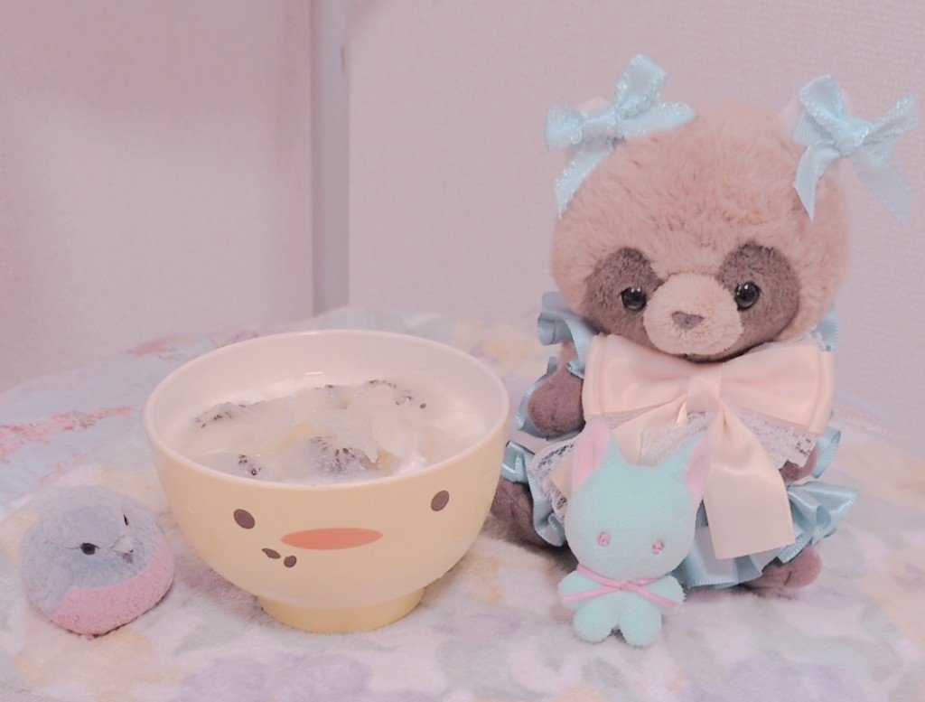Logicker_writer's tweet photo. #Potte　#ぬい撮り　#ぬい活　
あさごはんは きういさん🥝と よーぐるとさん🥛なんだよ🌼✨️
きなこ💛 みどりのきういさん🥝が あまくて だいすきなんだよ〜💕
つめたくて おいしいさん✨️で にこにこさん😊なんだよ🌸 https://t.co/VqQ7TBupKS