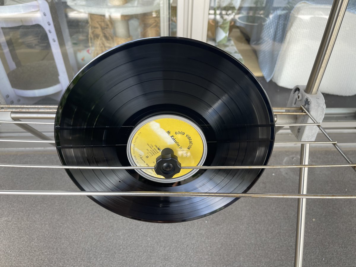ECL805's tweet photo. ハードオフで買ったジャンク(100円)のLP、カビが発生してました(わかった上で買ってます)
メラミンスポンジで水洗い、カビ取りをしました
今は、陰干ししています
レーベルを保護するアダプタは随分前にヨドバシで買ったものです https://t.co/BD00gri6VY
