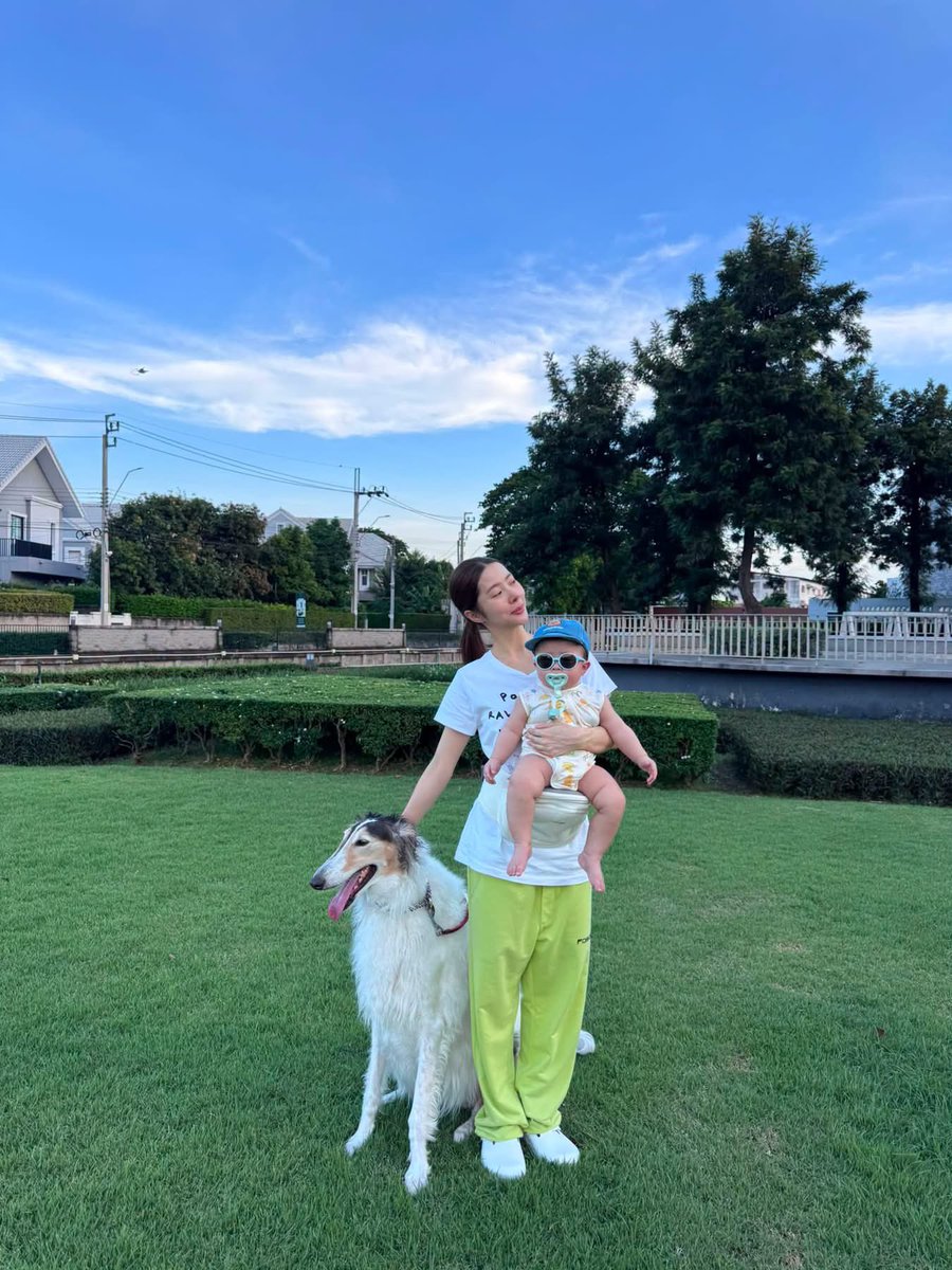 pttt236's tweet photo. เนยโพสต์แคปชั่นที่อ่านละจุกอีกแล้วค่ะ 🥹

คนมักพูดกันว่า
“คนเราเปลี่ยนกันไม่ได้หรอก”

เพราะฉะนั้น เมื่อผู้ชายยังคงเป็นคนเดิม
หลายคนก็เพียงยักไหล่
แล้วบอกว่า ก็เป็นเรื่องปกติ

แต่เมื่อผู้หญิงคนหนึ่งกลายเป็นแม่
โลกกลับมอบตัวตนใหม่ให้เธอทันที

บอกให้เธอเสียสละ
ให้อ่อนโยนขึ้น
ให้เป็นผู้ให้
และให้กลายเป็นคนอีกคน

แปลกดีไหม?

โลกใบเดียวกันที่เชื่อว่า
“ไม่มีใครเปลี่ยนแปลงใครได้”

กลับคาดหวังให้ผู้หญิงคนหนึ่ง
เปลี่ยนแปลงทุกสิ่งทุกอย่าง

บางที คำถามที่ควรถามมาตลอด
อาจไม่ใช่ว่า คนเราจะเปลี่ยนได้หรือไม่

แต่คือทำไมถึงมีแค่แม่ฝ่ายเดียว ที่ถูกคาดหวังให้ต้องเปลี่ยน