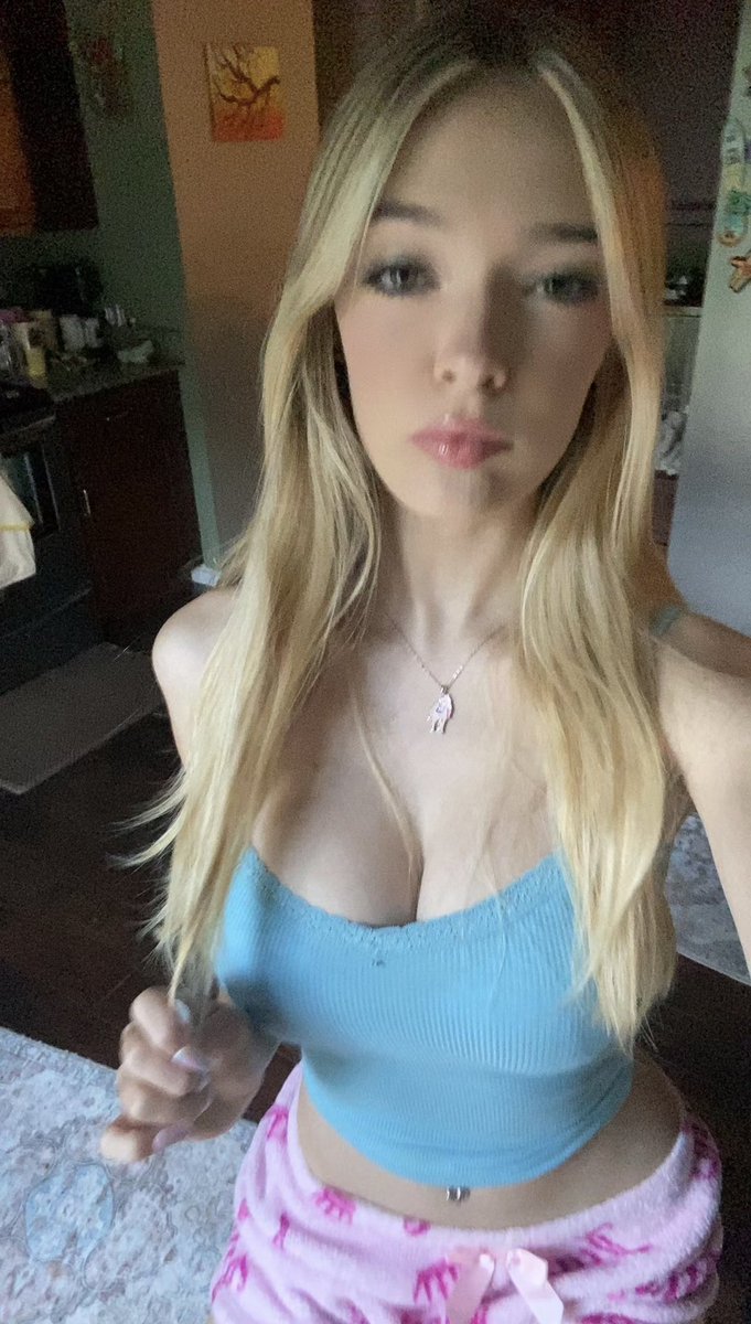 avadxwn's tweet photo. somebody spoil me on my throne 🥳 https://t.co/qkYoIGeeKH