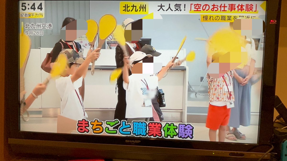 risuko1129's tweet photo. あと最近だと、JALの整備士&amp;マーシャラー体験もよかった！
実際の旅客機の離発着の誘導&amp;除雪機に乗る&amp;整備体験は、いい思い出に✈️

ちなみに倍率10倍のレア体験だったらしく、夕方のニュースにもでたよ😘 https://t.co/oSwpknjpX3