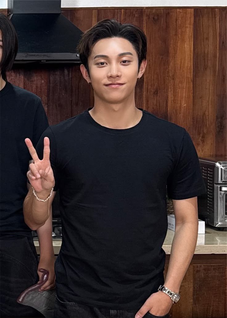 wruicx's tweet photo. hari ini saya bikin kolak kimpul. Tapi karena saya tidak punya, jadi saya ganti kimryul. 

kalo kimryul itu lebih lembut, lebih mengikat, lebih manis. Manisnya minimalis dan gak pamer, pas banget kayak isi dompet di tanggal tua. Gak banyak tingkah, tapi bikin bersyukur. https://t.co/RusoTzgPEu