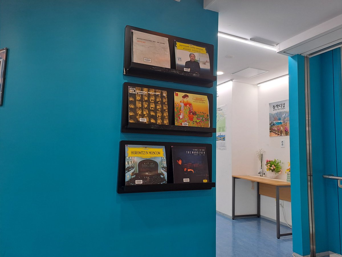 a_beehive's tweet photo. 다른나라 여행가면 public libraries,미술관 들린다. 김영삼도서관은 서울에 있는데도 마치 여행 온 느낌. 도서관서 Lps들을 수 있고 책을 좋아했던 대통령의 서재와 문민정부발자취를 볼 수도 있다.
업적과 오점을 다 떠나  민주화라는 신념으로 단식투쟁전 남긴 유언과  26일간 단식일기가 인상깊다 https://t.co/GmnpDCV5s0