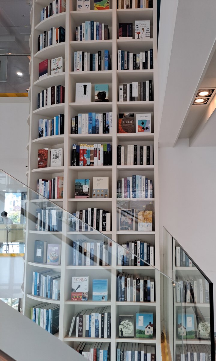 a_beehive's tweet photo. 다른나라 여행가면 public libraries,미술관 들린다. 김영삼도서관은 서울에 있는데도 마치 여행 온 느낌. 도서관서 Lps들을 수 있고 책을 좋아했던 대통령의 서재와 문민정부발자취를 볼 수도 있다.
업적과 오점을 다 떠나  민주화라는 신념으로 단식투쟁전 남긴 유언과  26일간 단식일기가 인상깊다 https://t.co/GmnpDCV5s0