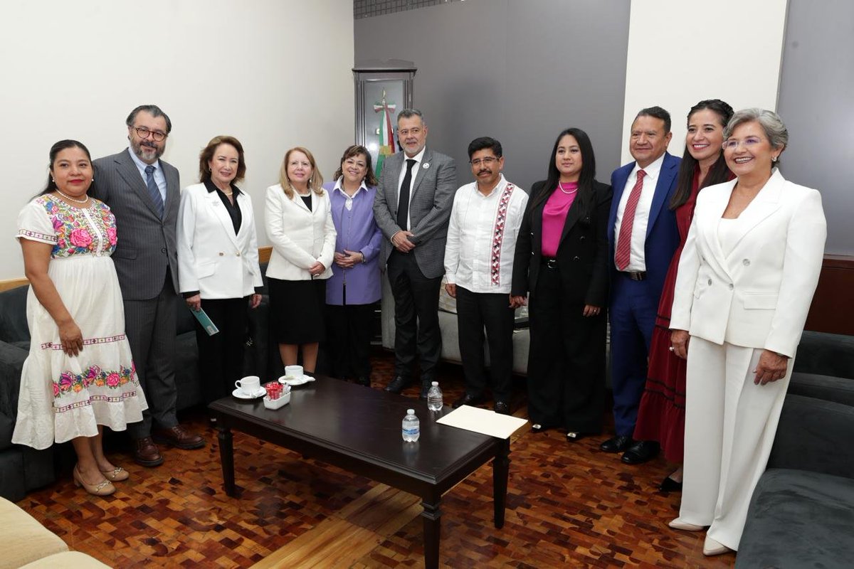 gbatizg's tweet photo. Hoy, el Poder Judicial de la Federación amplía las formas de hacer justicia.

La puesta en marcha del Centro Público de Mecanismos Alternativos de Solución de Controversias permite que, cuando la naturaleza del conflicto y la ley lo admitan, las personas participen en la construcción de acuerdos con certeza jurídica.

No es una justicia secundaria. Juzgar seguirá siendo indispensable cuando corresponda determinar derechos, controlar actos de autoridad o restablecer el orden jurídico. Pero hay diferencias que pueden resolverse mediante el entendimiento y la voluntad libre de las partes.

Ésta es también una cuestión de Estado. Las sociedades democráticas se distinguen por la calidad de las instituciones que construyen para procesar el conflicto.

En la justicia electoral lo sabemos bien: durante tres décadas hemos contribuido a que disputas políticas de enorme intensidad encuentren cauce en la Constitución y no en la confrontación sin reglas.

Por eso celebro este nuevo paso del Poder Judicial: más herramientas para resolver, sin reducir garantías; más capacidad para construir acuerdos, sin debilitar la legalidad.

Enhorabuena por esta nueva etapa.