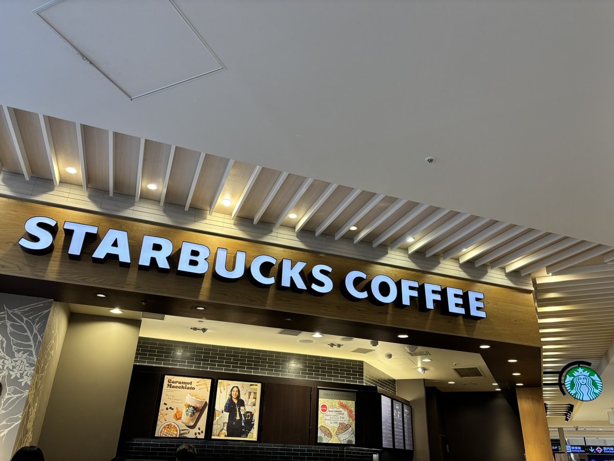 hap_chitose's tweet photo. 📍連絡施設３階　スターバックス コーヒー
新千歳空港限定商品があるのをご存知ですか？👀
その名も『ホワイトチョコレート＆エスプレッソ』☕
甘党さんにはチョコレートチップ追加がおすすめ💓
ビター派はエスプレッソショット追加が相性抜群😋
店舗ページはこちら👇
https://t.co/4KQ6lzA6Rb https://t.co/LF1a86PfVI