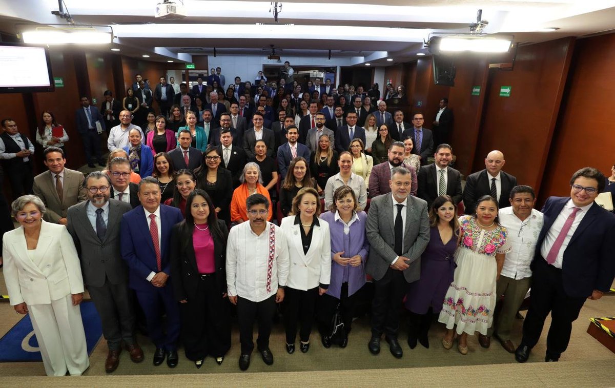 gbatizg's tweet photo. Hoy, el Poder Judicial de la Federación amplía las formas de hacer justicia.

La puesta en marcha del Centro Público de Mecanismos Alternativos de Solución de Controversias permite que, cuando la naturaleza del conflicto y la ley lo admitan, las personas participen en la construcción de acuerdos con certeza jurídica.

No es una justicia secundaria. Juzgar seguirá siendo indispensable cuando corresponda determinar derechos, controlar actos de autoridad o restablecer el orden jurídico. Pero hay diferencias que pueden resolverse mediante el entendimiento y la voluntad libre de las partes.

Ésta es también una cuestión de Estado. Las sociedades democráticas se distinguen por la calidad de las instituciones que construyen para procesar el conflicto.

En la justicia electoral lo sabemos bien: durante tres décadas hemos contribuido a que disputas políticas de enorme intensidad encuentren cauce en la Constitución y no en la confrontación sin reglas.

Por eso celebro este nuevo paso del Poder Judicial: más herramientas para resolver, sin reducir garantías; más capacidad para construir acuerdos, sin debilitar la legalidad.

Enhorabuena por esta nueva etapa.