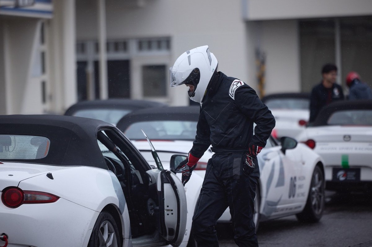 MAZDA_SPIRIT_R's tweet photo. ◇モータースポーツポータルサイト新記事掲載のお知らせ◇

モータースポーツポータルサイトでは、MAZDA SPIRIT RACINGがサポートする2つのチャレンジプログラムのうち、今回「バーチャルからリアルへの道」を紹介します♪

「バーチャルからリアルへの道」は、
eモータースポーツプレーヤーがリアルサーキットに挑み、選抜を経て、MAZDA SPIRIT RACINGの一員としてマツダファン・エンデュランス（通称：マツ耐）への参戦を目指すプログラムです。

今回公開したのは、その始まりとなる「Step0」🏁。
その第一歩を追った新記事を公開しました��

身体にかかるG、変化する路面、五感を通して届くクルマの“声”。
バーチャルの猛者が、ロードスターとの最初の“対話”に挑みます。
速さだけではない、クルマや仲間と“対話”することの大切さを知っていきます。

新たな挑戦の始まりを、ぜひご覧ください！

▼記事はこちら
https://t.co/mAeY3fG2vD

#MAZDA_SPIRIT_RACING #チャレンジプログラム #バーチャルからリアルへの道 #eモータースポーツ #ロードスター