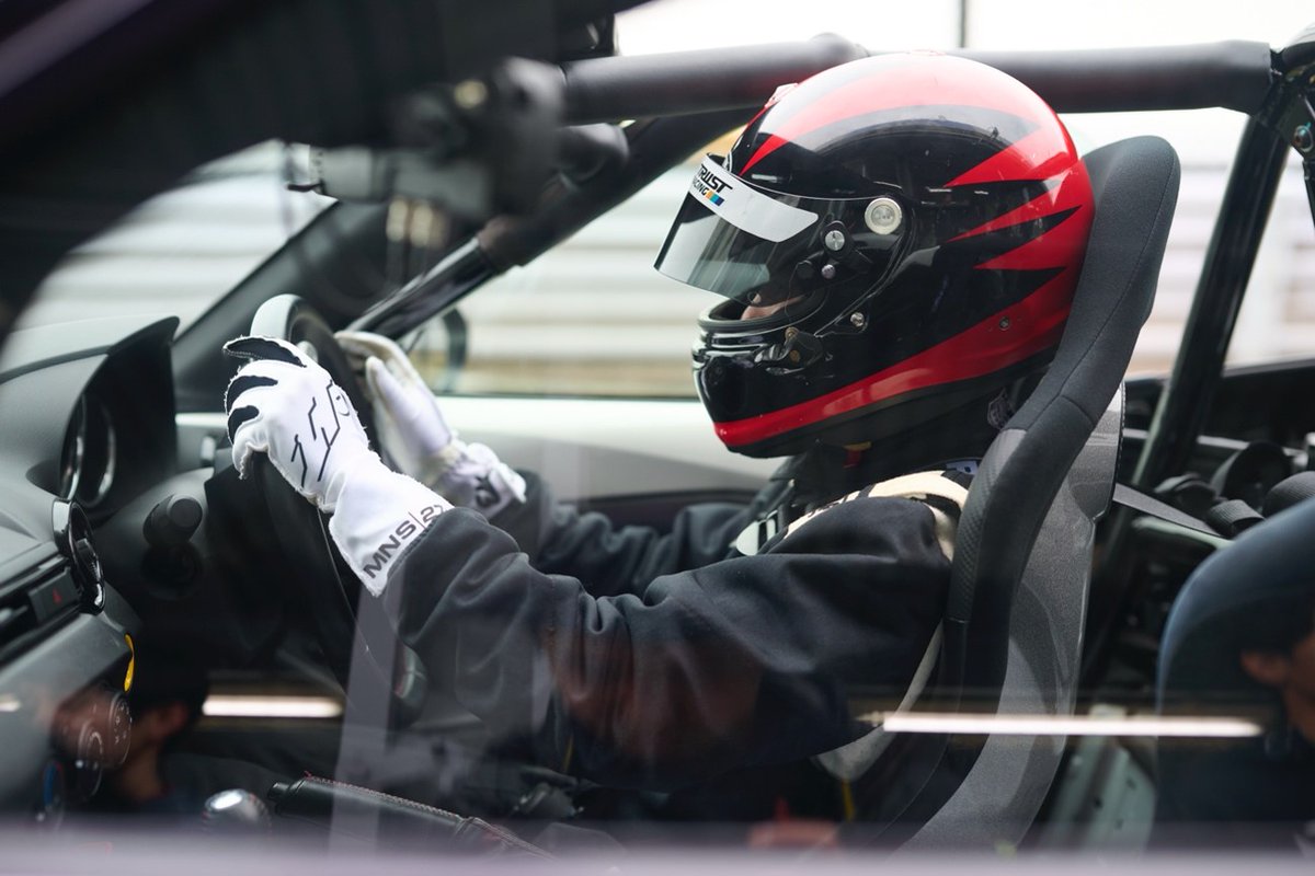 MAZDA_SPIRIT_R's tweet photo. ◇モータースポーツポータルサイト新記事掲載のお知らせ◇

モータースポーツポータルサイトでは、MAZDA SPIRIT RACINGがサポートする2つのチャレンジプログラムのうち、今回「バーチャルからリアルへの道」を紹介します♪

「バーチャルからリアルへの道」は、
eモータースポーツプレーヤーがリアルサーキットに挑み、選抜を経て、MAZDA SPIRIT RACINGの一員としてマツダファン・エンデュランス（通称：マツ耐）への参戦を目指すプログラムです。

今回公開したのは、その始まりとなる「Step0」🏁。
その第一歩を追った新記事を公開しました��

身体にかかるG、変化する路面、五感を通して届くクルマの“声”。
バーチャルの猛者が、ロードスターとの最初の“対話”に挑みます。
速さだけではない、クルマや仲間と“対話”することの大切さを知っていきます。

新たな挑戦の始まりを、ぜひご覧ください！

▼記事はこちら
https://t.co/mAeY3fG2vD

#MAZDA_SPIRIT_RACING #チャレンジプログラム #バーチャルからリアルへの道 #eモータースポーツ #ロードスター