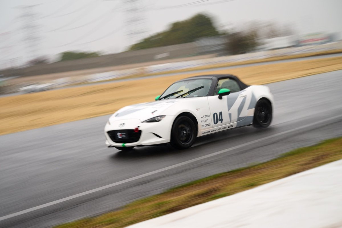 MAZDA_SPIRIT_R's tweet photo. ◇モータースポーツポータルサイト新記事掲載のお知らせ◇

モータースポーツポータルサイトでは、MAZDA SPIRIT RACINGがサポートする2つのチャレンジプログラムのうち、今回「バーチャルからリアルへの道」を紹介します♪

「バーチャルからリアルへの道」は、
eモータースポーツプレーヤーがリアルサーキットに挑み、選抜を経て、MAZDA SPIRIT RACINGの一員としてマツダファン・エンデュランス（通称：マツ耐）への参戦を目指すプログラムです。

今回公開したのは、その始まりとなる「Step0」🏁。
その第一歩を追った新記事を公開しました��

身体にかかるG、変化する路面、五感を通して届くクルマの“声”。
バーチャルの猛者が、ロードスターとの最初の“対話”に挑みます。
速さだけではない、クルマや仲間と“対話”することの大切さを知っていきます。

新たな挑戦の始まりを、ぜひご覧ください！

▼記事はこちら
https://t.co/mAeY3fG2vD

#MAZDA_SPIRIT_RACING #チャレンジプログラム #バーチャルからリアルへの道 #eモータースポーツ #ロードスター