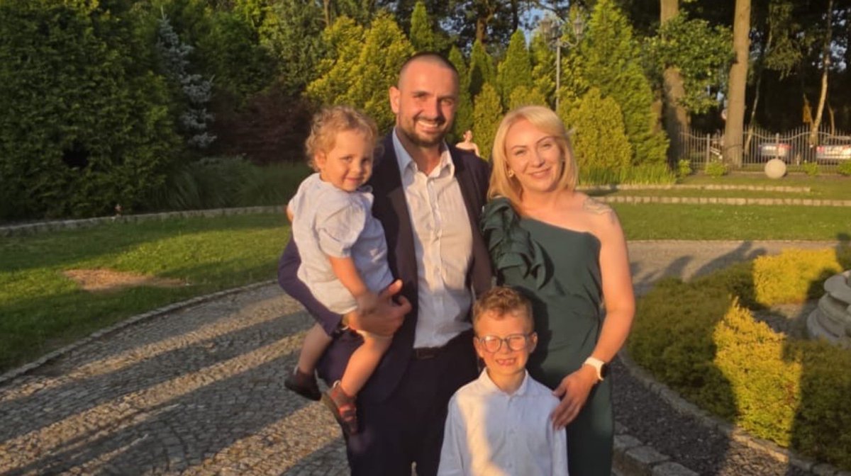 Kaszkyet's tweet photo. Sprawa jest, słuchajcie. Można pomóc człowiekowi w potrzebie.

W dużym skrócie - Marcin, chłopak ze zdjęcia, przeżył kilka dni temu straszną tragedię. W paskudnym wypadku samochodowym na autostradzie w Czechach zginęli jego żona i dziecko, a on sam razem z synem Tymkiem leży w czeskim szpitalu, walcząc o powrót do zdrowia.

Wiem, że czytają mnie tu czasem kibice z różnych stron Polski. Może ten post złapie trochę zasięgów i choć trochę facetowi pomożemy w tak tragicznym dla niego czasie.

link do zrzutki dla Marcina i Tymka: https://t.co/prUv7VVJTu

<Tak, to nadal ja Kaszkiecik, nic nie kliknąłem, żadnego krypto Wam nie polecam, link do zrzutki jest legitny>