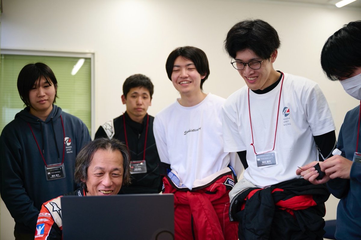 MAZDA_SPIRIT_R's tweet photo. ◇モータースポーツポータルサイト新記事掲載のお知らせ◇

モータースポーツポータルサイトでは、MAZDA SPIRIT RACINGがサポートする2つのチャレンジプログラムのうち、今回「バーチャルからリアルへの道」を紹介します♪

「バーチャルからリアルへの道」は、
eモータースポーツプレーヤーがリアルサーキットに挑み、選抜を経て、MAZDA SPIRIT RACINGの一員としてマツダファン・エンデュランス（通称：マツ耐）への参戦を目指すプログラムです。

今回公開したのは、その始まりとなる「Step0」🏁。
その第一歩を追った新記事を公開しました��

身体にかかるG、変化する路面、五感を通して届くクルマの“声”。
バーチャルの猛者が、ロードスターとの最初の“対話”に挑みます。
速さだけではない、クルマや仲間と“対話”することの大切さを知っていきます。

新たな挑戦の始まりを、ぜひご覧ください！

▼記事はこちら
https://t.co/mAeY3fG2vD

#MAZDA_SPIRIT_RACING #チャレンジプログラム #バーチャルからリアルへの道 #eモータースポーツ #ロードスター