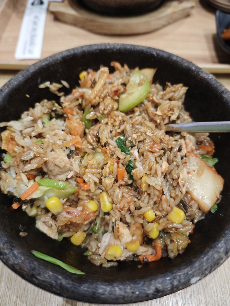 LeooBoard's tweet photo. My first homemade kimchi fried rice turned out chef’s kiss! Crispy rice bits, gochujang kick, and leftover veggies = perfect cozy meal . https://t.co/EWnY8ct9kb