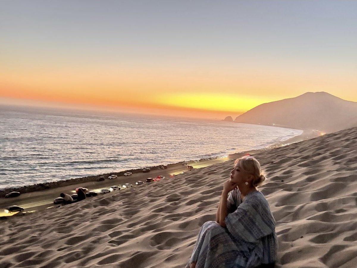 lmeichae's tweet photo. ai ate agora tentando entender essa praia que primeiro vem a areia dai vem uma rodovia e so depois o mar https://t.co/TB2hMtaQhB