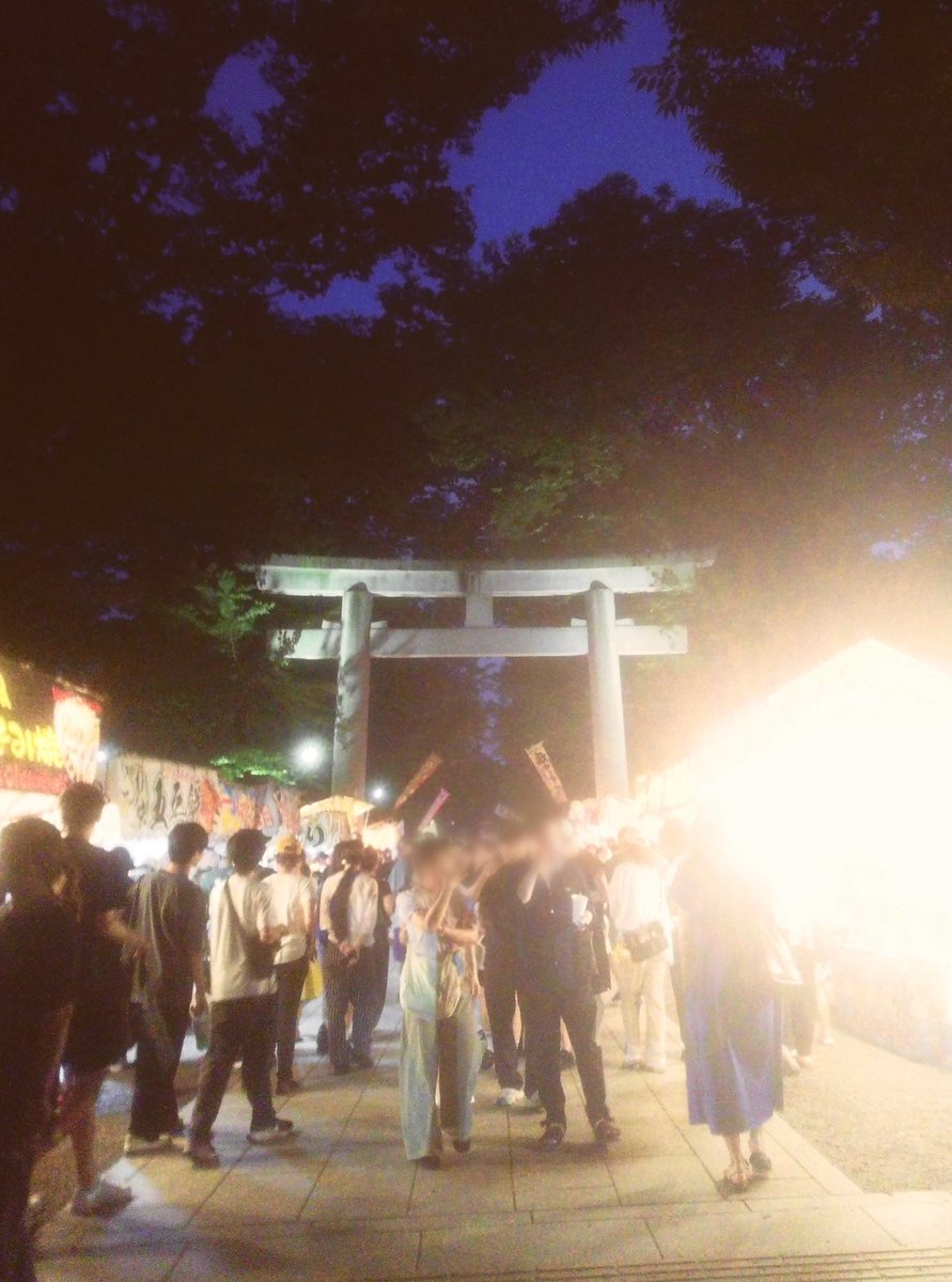 fuchu_walk's tweet photo. 京王線 府中駅から南へ徒歩8分の大國魂神社。毎年7月20日に開催されるすもも祭りは 平安時代中期に源頼義、義家父子が戦勝祈願で大國塊神社に立ち寄った事が起源。夏休みの到来とともに開放感に心踊らせる中学生と高校生にも大人気のお祭り。すももは何処へ？
#夏の風物詩
#すもも祭
#大國魂神社 https://t.co/KAUyhoISSq