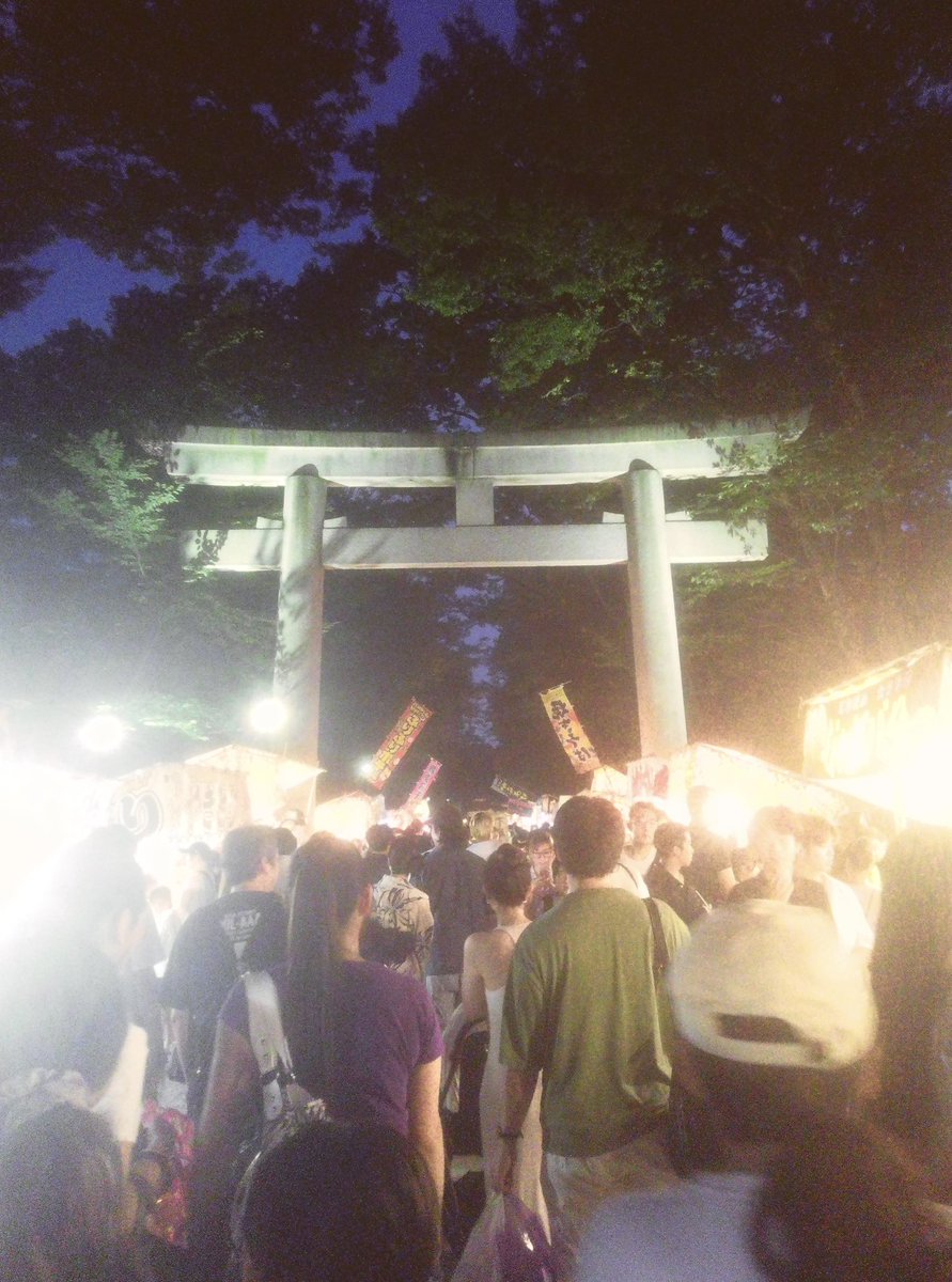 fuchu_walk's tweet photo. 京王線 府中駅から南へ徒歩8分の大國魂神社。毎年7月20日に開催されるすもも祭りは 平安時代中期に源頼義、義家父子が戦勝祈願で大國塊神社に立ち寄った事が起源。夏休みの到来とともに開放感に心踊らせる中学生と高校生にも大人気のお祭り。すももは何処へ？
#夏の風物詩
#すもも祭
#大國魂神社 https://t.co/KAUyhoISSq