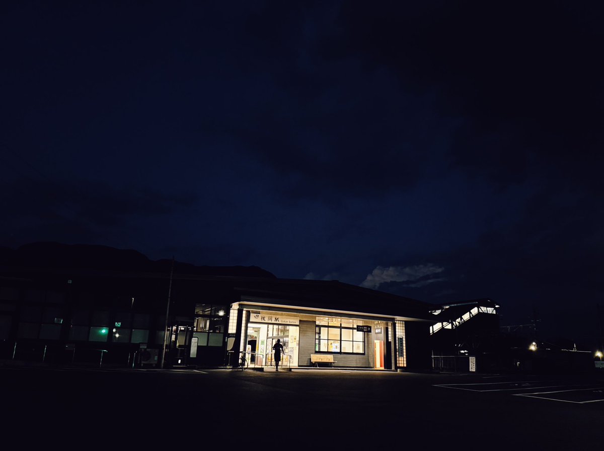 tw_a1x's tweet photo. 上越線後閑駅。
駅のホームには「RSW 1908 IRJ」の刻印がある古レール。RSWはライン製鋼所、IRJは官営鉄道の意味らしい。Iはインペリアル。今は亡き大日本帝国がまだ令和の世にも生き残っている。 https://t.co/DFTXEjR02U