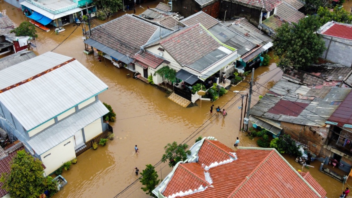 TheGwsp's tweet photo. Disaster risks are far from static. 🌋🌊💨 They are heavily accelerated by climate change and are increasing faster than the world is reducing it. 

How can the approach to disaster risk financing be similarly dynamic? Learn more: https://t.co/jSjt34lvxI https://t.co/hKAwlgjUou