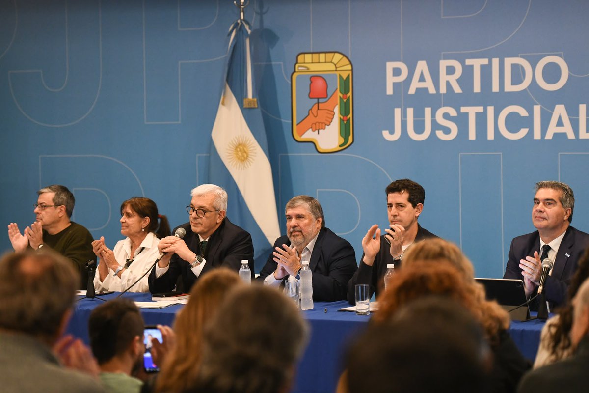 jmcapitanich's tweet photo. Participé en el debate sobre la Ley de Tierras, organizado por el
@p_justicialista donde comapartí mi preocupación por el verdadero alcance del proyecto denominado "Ley de Inviolabilidad de la Propiedad Privada", porque detrás de ese título rimbombante se oculta la verdadera intención.
El proyecto impulsado por el Gobierno busca eliminar los límites a la extranjerización de la tierra. Lo que está en juego no es la propiedad privada, está en juego la soberanía territorial, los recursos estratégicos y el futuro de la Argentina.