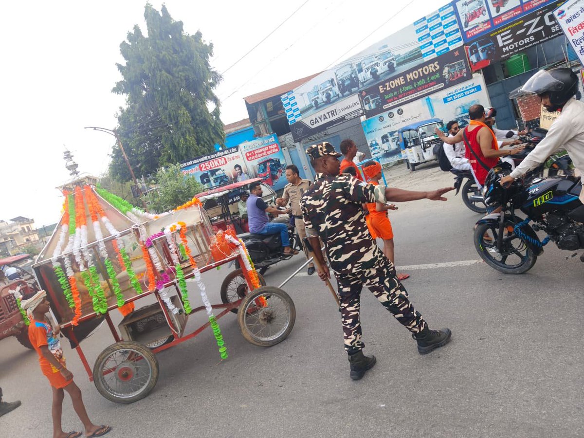 SSB_INDIA's tweet photo. सेवा, सुरक्षा एवं बंधुत्व के ध्येय वाक्य के साथ कांवड़ यात्रा की सुरक्षा में तैनात सशस्त्र सीमा बल (#SSB) के जवान

#SashastraSeemaBal
#KanwarYatra2026
#NationFirst
#SewaSurakshaBandhutwa https://t.co/MKig2P1JXD