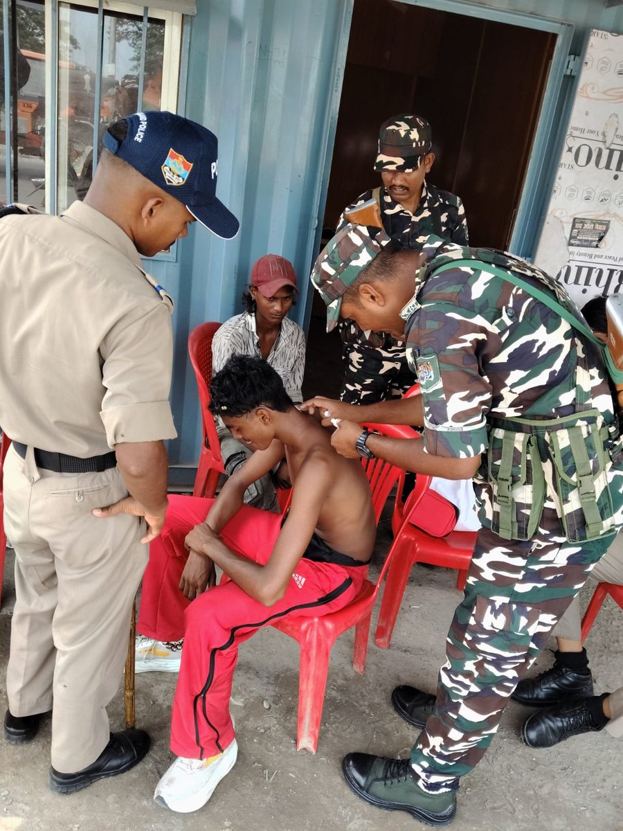 SSB_INDIA's tweet photo. सेवा, सुरक्षा एवं बंधुत्व के ध्येय वाक्य के साथ कांवड़ यात्रा की सुरक्षा में तैनात सशस्त्र सीमा बल (#SSB) के जवान

#SashastraSeemaBal
#KanwarYatra2026
#NationFirst
#SewaSurakshaBandhutwa https://t.co/MKig2P1JXD