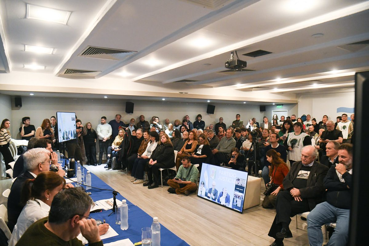 jmcapitanich's tweet photo. Participé en el debate sobre la Ley de Tierras, organizado por el
@p_justicialista donde comapartí mi preocupación por el verdadero alcance del proyecto denominado "Ley de Inviolabilidad de la Propiedad Privada", porque detrás de ese título rimbombante se oculta la verdadera intención.
El proyecto impulsado por el Gobierno busca eliminar los límites a la extranjerización de la tierra. Lo que está en juego no es la propiedad privada, está en juego la soberanía territorial, los recursos estratégicos y el futuro de la Argentina.
