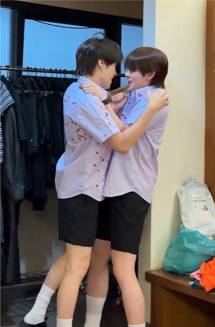 p_8buueu's tweet photo. อันนี้ไอจิน                                    ส่วนอันนี้มติมัน https://t.co/D92ldG1Eal