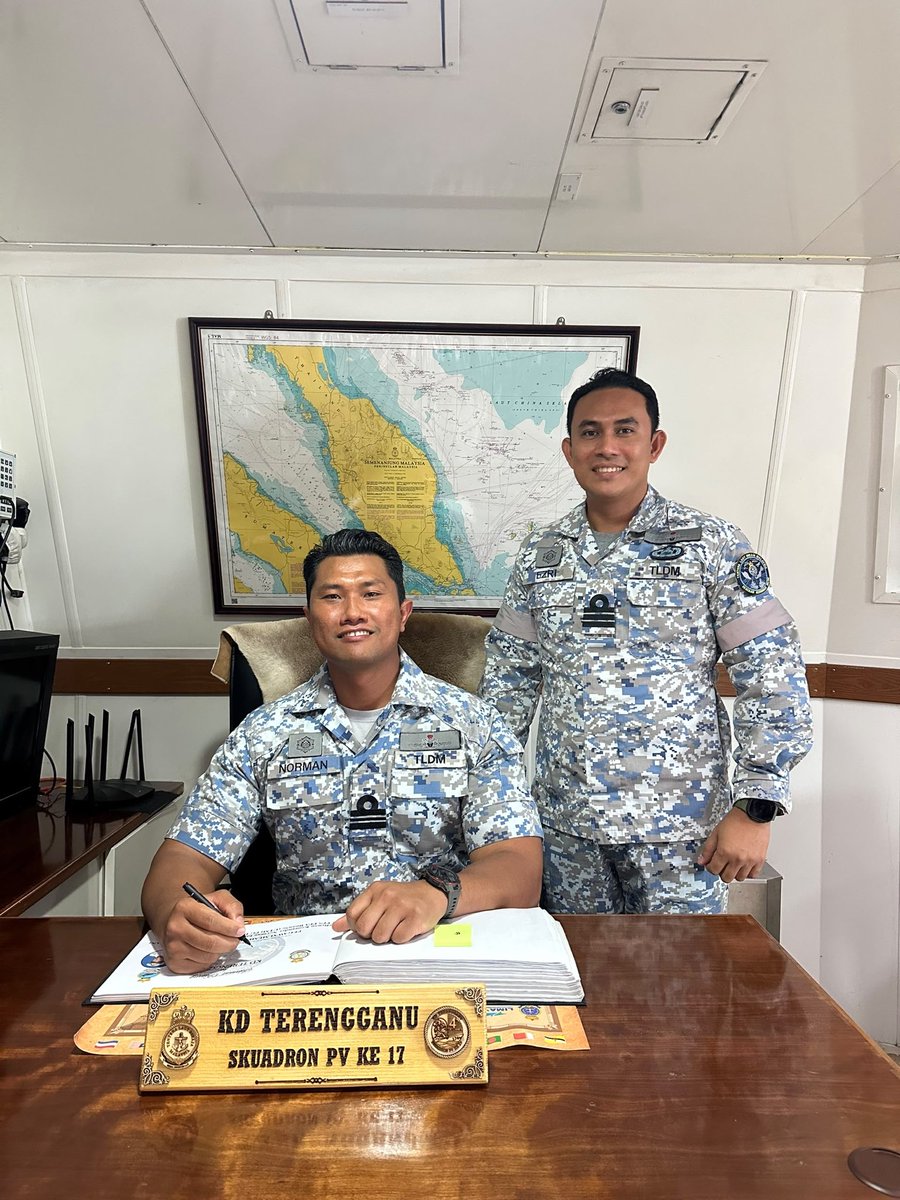 kd_terengganu's tweet photo. “Sinergi Kepimpinan, Teras Keunggulan Armada” ⚓

4 Ogos 26 - KD TERENGGANU mengalu-alukan Kunjungan Hormat daripada Pegawai Memerintah KTD PENYU sebagai simbol pengukuhan hubungan, kerjasama dan semangat sepasukan dalam memperkasakan kesiapsiagaan Armada.⚓🇲🇾 https://t.co/H4Hh9pgQO8