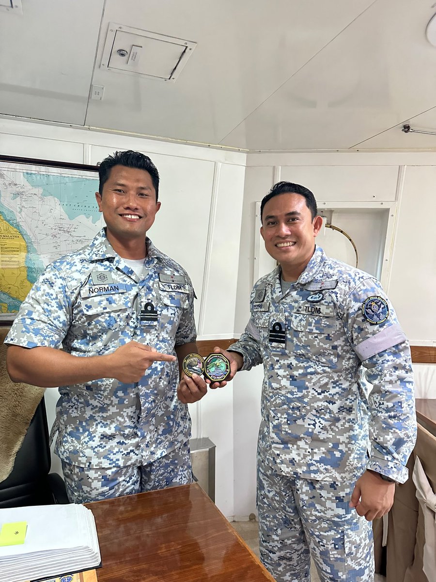 kd_terengganu's tweet photo. “Sinergi Kepimpinan, Teras Keunggulan Armada” ⚓

4 Ogos 26 - KD TERENGGANU mengalu-alukan Kunjungan Hormat daripada Pegawai Memerintah KTD PENYU sebagai simbol pengukuhan hubungan, kerjasama dan semangat sepasukan dalam memperkasakan kesiapsiagaan Armada.⚓🇲🇾 https://t.co/H4Hh9pgQO8