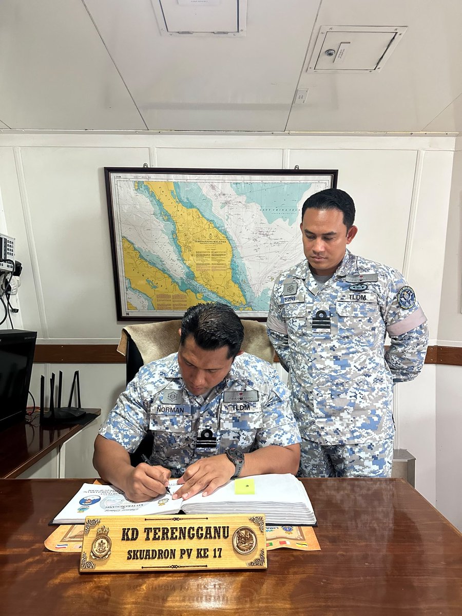 kd_terengganu's tweet photo. “Sinergi Kepimpinan, Teras Keunggulan Armada” ⚓

4 Ogos 26 - KD TERENGGANU mengalu-alukan Kunjungan Hormat daripada Pegawai Memerintah KTD PENYU sebagai simbol pengukuhan hubungan, kerjasama dan semangat sepasukan dalam memperkasakan kesiapsiagaan Armada.⚓🇲🇾 https://t.co/H4Hh9pgQO8