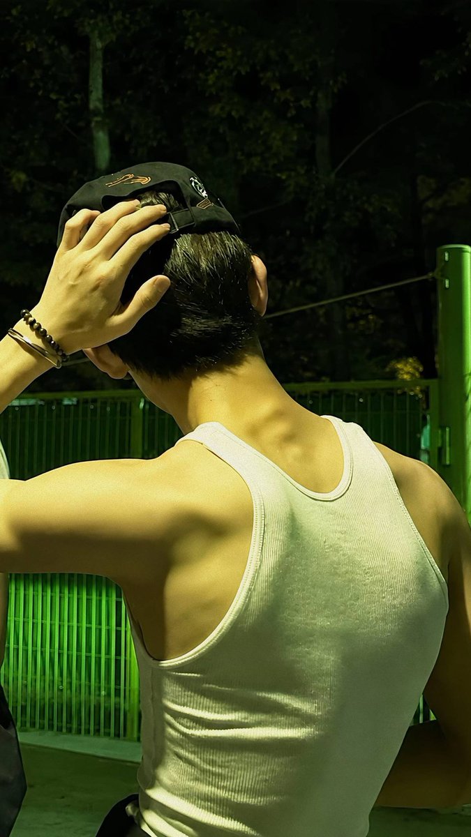 eomvinyl's tweet photo. "backburner atau backstreet?" BACK SEONGHYEON LEBIH MANTEP https://t.co/gmg51PYN65