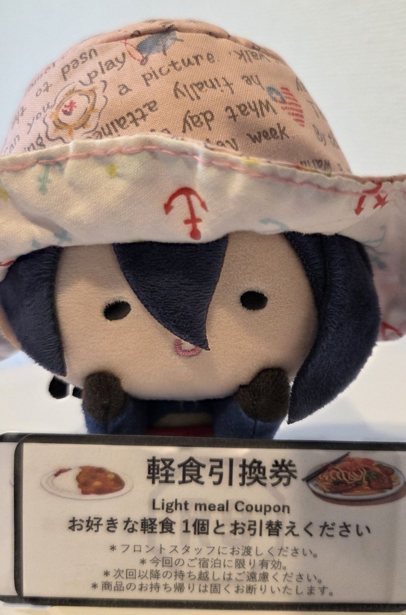 lcbhima's tweet photo. コンテナハウスの部屋はこんな感じ
(手前にもう1個ベッドがあってユニットバス付)
近所にシャトレーゼあった&amp;部屋の冷蔵庫が二段式だったので部屋にアイスも持ち込んじゃうぜ
個別空調だから部屋も寒いくらい涼しくしちゃったし…
不便なく過ごせたわ
テーブルないのが難点だったけど

#リュック本丸 https://t.co/49BbK7XWAc