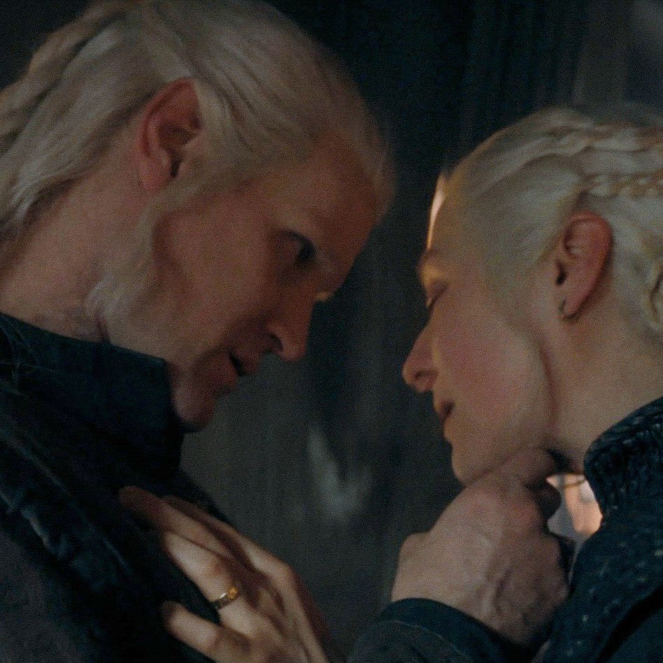 Daenerys_GOT's tweet photo. “Existe apenas uma pessoa que pode percorrer esse caminho com ela, e ela o escolheu há muito tempo.” #daemyra https://t.co/e7Ok0G8Xo3