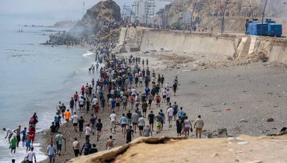 alainpaulweber's tweet photo. Selon El Español, la Guardia Civil a détecté, via les caméras frontalières, plusieurs agents des services de renseignement marocains parmi les 60 000 migrants entrés à Ceuta fin juillet. 

Leur mission présumée : superviser l’afflux et observer le dispositif de sécurité espagnol. Une pratique déjà vue lors de crises antérieures. 

L’enquête se poursuit. Ces révélations s’ajoutent aux tensions diplomatiques et à l’appel européen à une réponse commune.

Source : @CNEWS