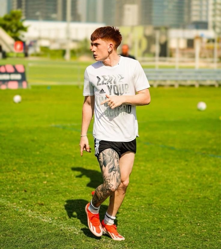 Val_ColLec's tweet photo. ¿Cómo algunas van a pensar que el Colo es alfa? Este twink omega es tan omega que hace ver alfa hasta a Nico Pah https://t.co/zc52u8SYED