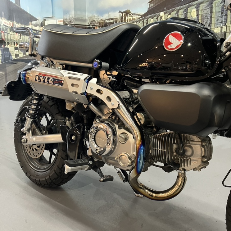naps_tokai's tweet photo. #ナップス春日井店 です💁♀️
#HONDA #monkey125
マフラー交換のご依頼いただきました🔧✨
”やっぱりアップマフラーだよね!”
ということで
#OVERRacing
TT-Formula UP フルチタン
お取り付けさせていただきました🥰
4ミニのイベントもやりたいですねー!!! https://t.co/lDlyyVHPHE