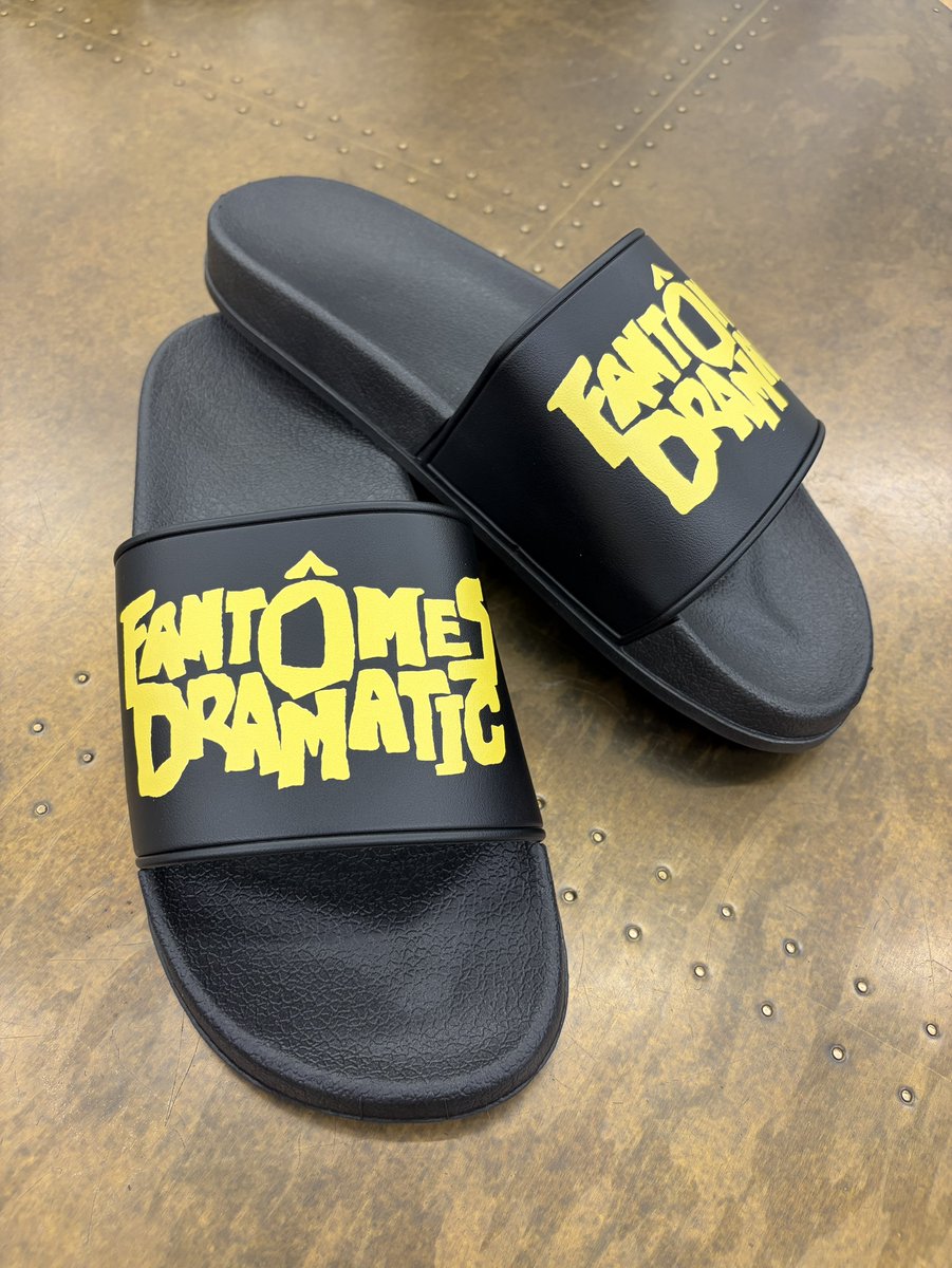 ddtproGOODS's tweet photo. 🤼8月11日 東京・両国国技館「WRESTLE PETER PAN 2026」

🆕MERCH !!!
━━━━━━━━━━

🩴FANTÔMES DRAMATICシャワーサンダル
サイズ：S、M、L
（S: 約24cm、M: 約27cm、L: 約29cm）
価格：3,500円

#FANDORA ロゴが映えるシャワーサンダル！🏖️

#ddtpro #DDTグッズ https://t.co/bA4rmm0zrT