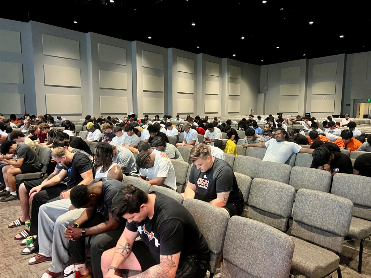 CoachMurphyQB's tweet photo. Special thank you to CCV and Pastor Brad Ogden for hosting our players tonight for Team Chapel! 
#YouCantHideInORANGE🐺 https://t.co/hSnqwjEnod