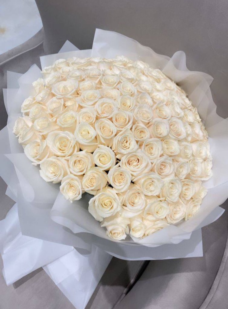 AzizbagBag's tweet photo. صباحكم خير ومسرات 🌹
أتحدث عنكم بهذه الكلمات لعلي أوفي بعض معروفكم🌹
-
الأصيل لا تصنعه الكلمات الجميلة ولا المظاهر البراقة 
بل تصنعه المواقف حين تشتد الظروف وتنكشف الحقائق 
قد يخطئ الأصيل لأنه بشر
لكنه لا يخون عهداً ولا ينكر عِشره ولا ينكر معروفاً 
يبقى وفياً لمن أحب صادقاً في مشاعره ثابتاً على مبادئه مهما تغيرت الأيام.
الأصيل شخص نادر حضوره راحه وكلامه طمأنينه وغيابه فراغ لا يعوض
يحفظ الود حتى وإن بعدت بينه وبين الناس المسافات ويصون الجميل
لا يقيس علاقاته بالمصلحة ولا يتغير بتغير الاحوال لانها جزء من أخلاقه 
قد يخسر الكثير لأنه أختار الصدق في زمن كثرت فيه الأقنعه
لكنه في النهاية يكسب اغلى ما يمكن ان يكسبه الأنسان 
احترام الناس ومحبة القلوب وراحة الضمير.
🌹❤️🌹
منقول.